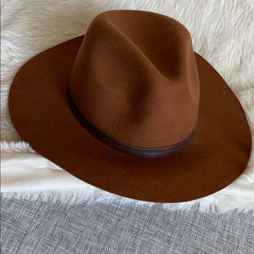 Wide brim hat.